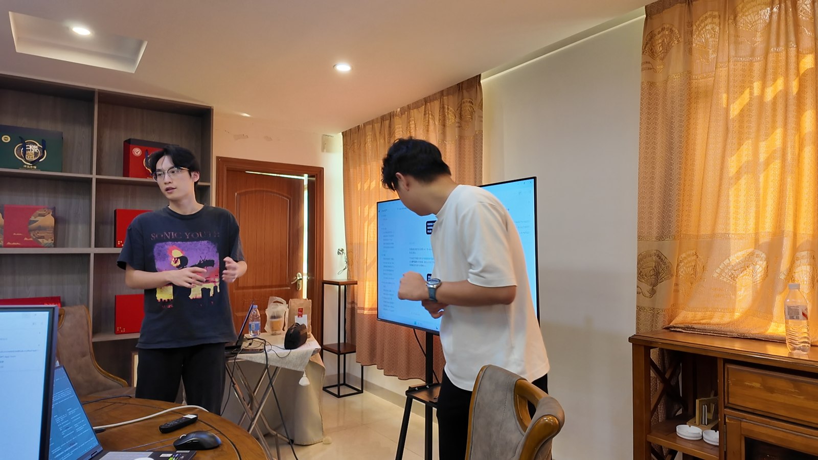 AI 培训现场，讲师结合大屏演示开展交流