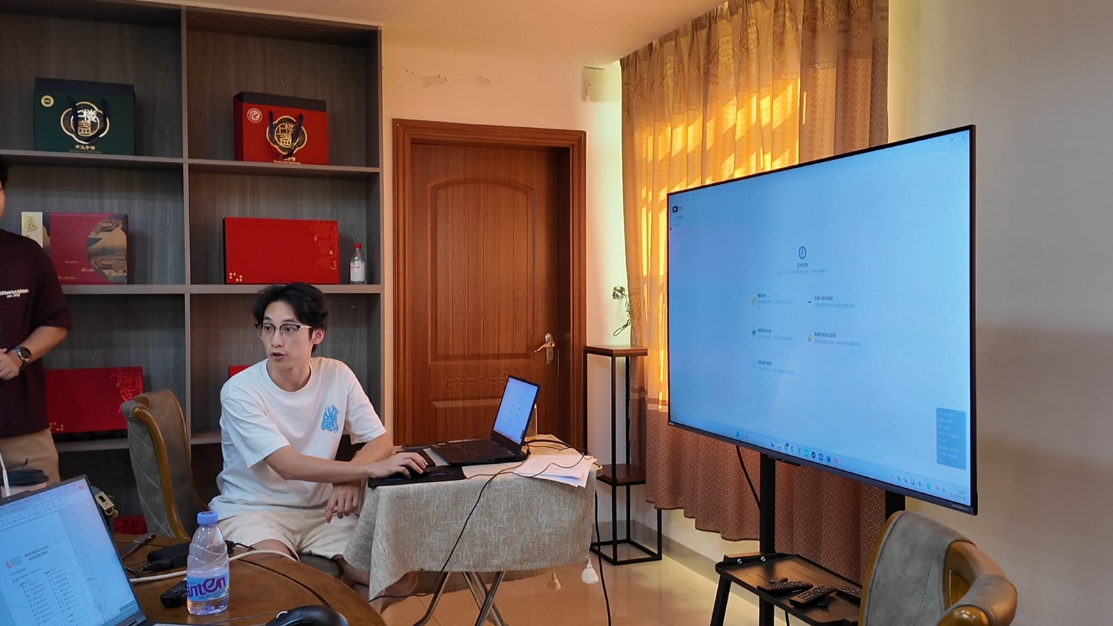 AI 培训现场，讲师操作电脑并向学员演示