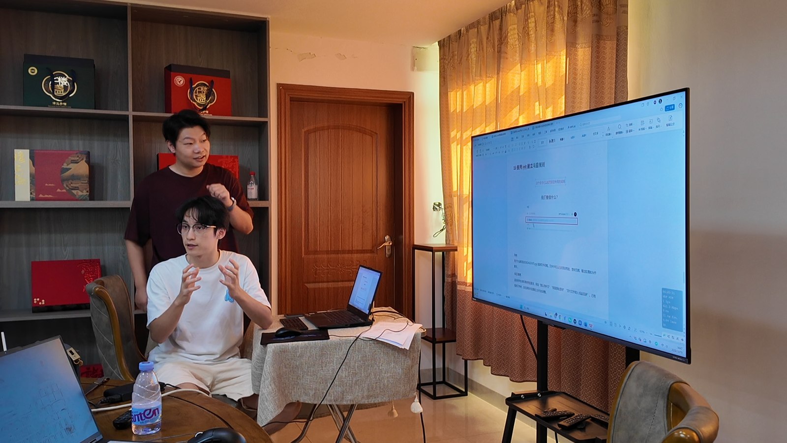 AI 培训现场，两位讲师进行操作演示与互动讲解